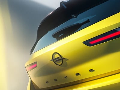 Opel розкрив перші тизери оновленої моделі Astra